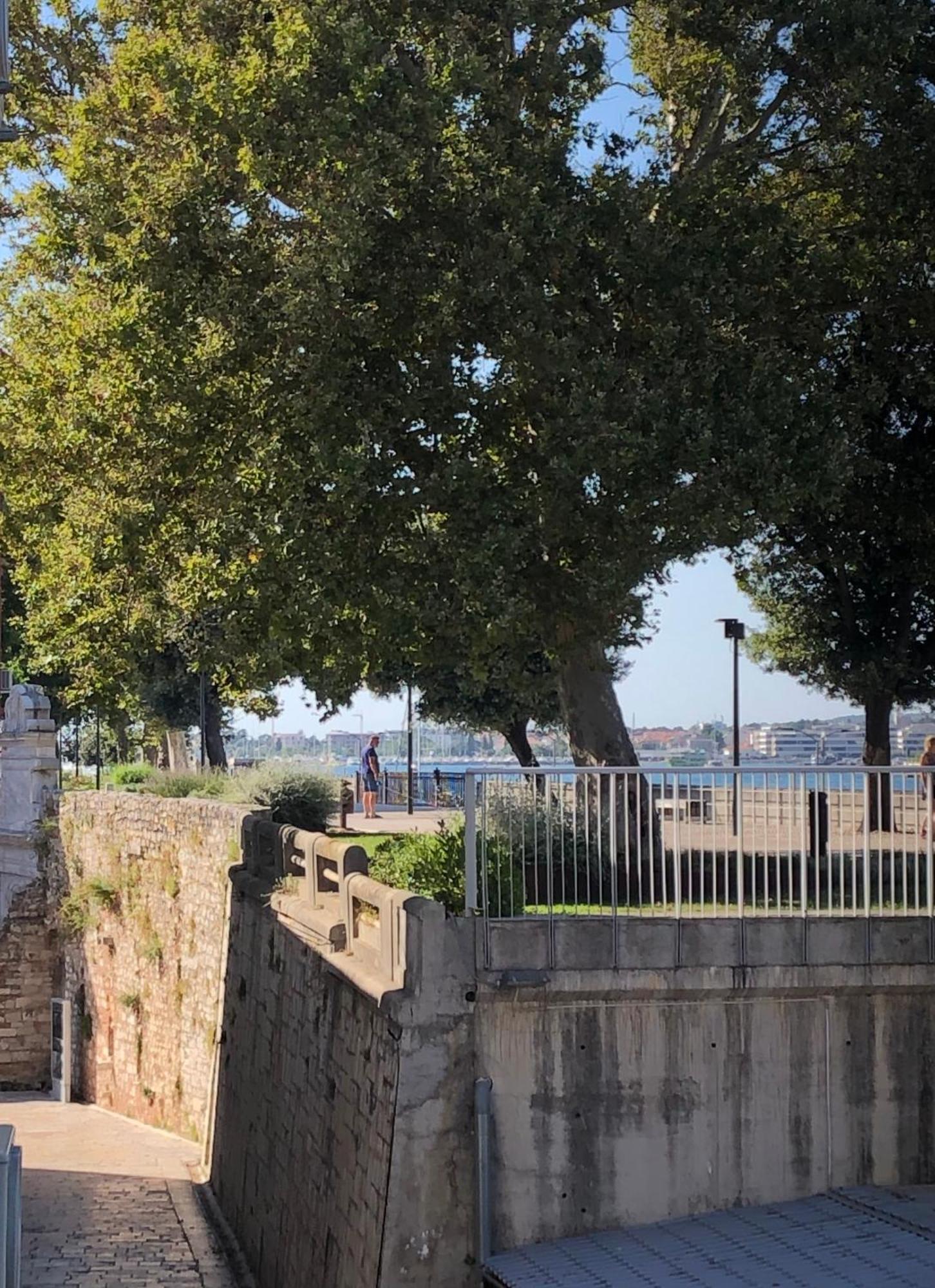 Cozy Apartment Overlooking The City Walls Zadar Bagian luar foto