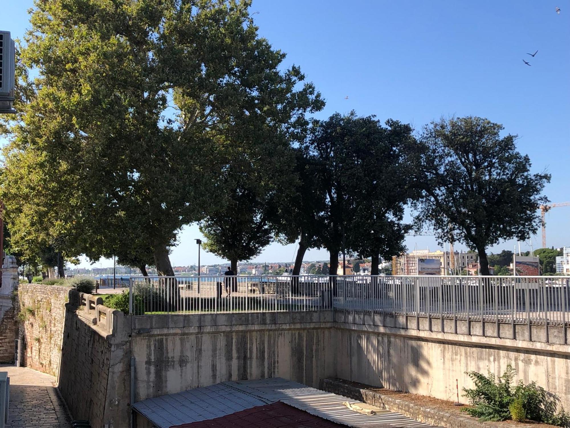 Cozy Apartment Overlooking The City Walls Zadar Bagian luar foto